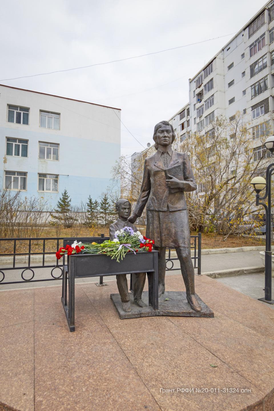 Памятник Учителю (Торопец) — Википедия